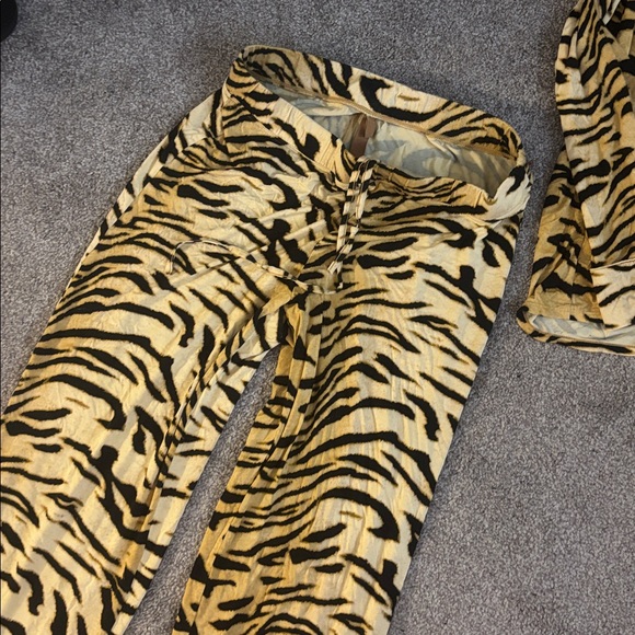 SKIMS PJ SET (SOLD OUT ONLINE) - Picture 9 of 10